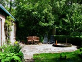 In de rustige tuin kunt u heerlijk een boek lezen tijdens uw vakantie.